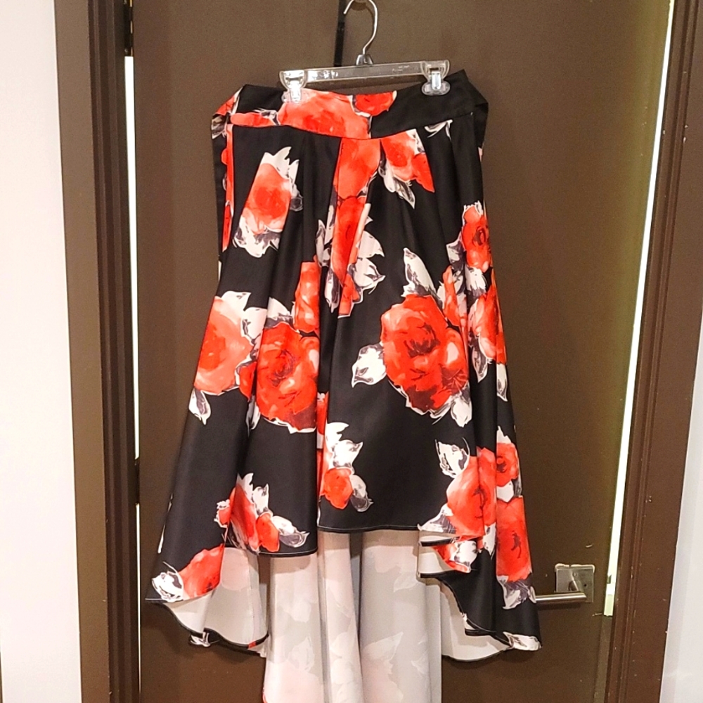 Gorgeous high low skirt. Size medium.